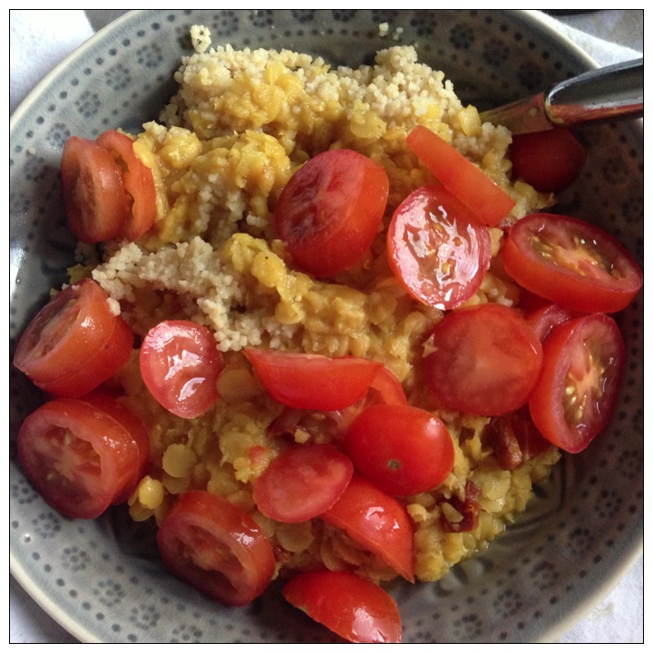 Quinoa mit Linsencurry und Tomaten